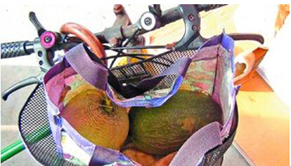 男子潛入瓜田偷哈密瓜被果農逮個正著(圖) 男子潛入瓜田偷哈密瓜被果農逮個正著(圖)