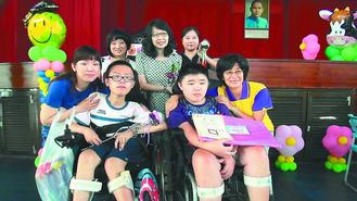 臺患肌肉萎縮癥兄弟畢業領獎母親鼻酸不覺苦 臺患肌肉萎縮癥兄弟畢業領獎母親鼻酸不覺苦