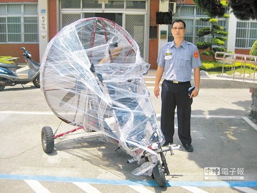 男子駕飛行傘空中亂飛 曾載寵物狗沖上云霄 男子駕飛行傘空中亂飛 曾載寵物狗沖上云霄