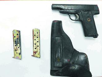 臺灣田姓男子整理父親遺物發現手槍。 臺灣田姓男子整理父親遺物發現手槍。