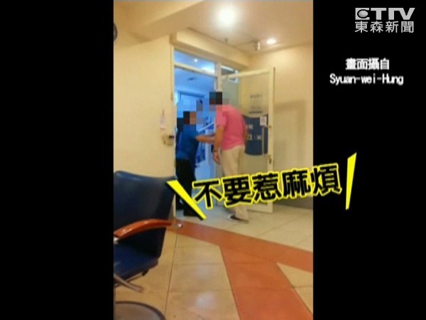 一名在臺的法國人疑似因為對臺灣男穿德國隊球徽衣服而不滿,多次想要過去“理論” 一名在臺的法國人疑似因為對臺灣男穿德國隊球徽衣服而不滿,多次想要過去“理論”