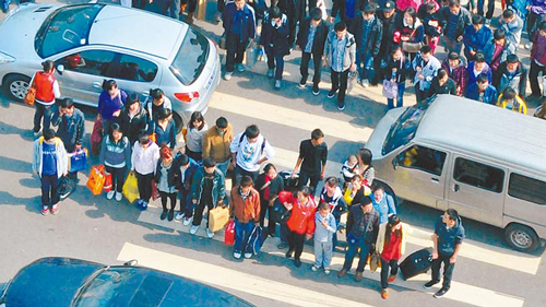 臺(tái)媒:中國式過馬路聞名海外 不看車像古羅馬軍隊(duì) 臺(tái)媒:中國式過馬路聞名海外 不看車像古羅馬軍隊(duì)