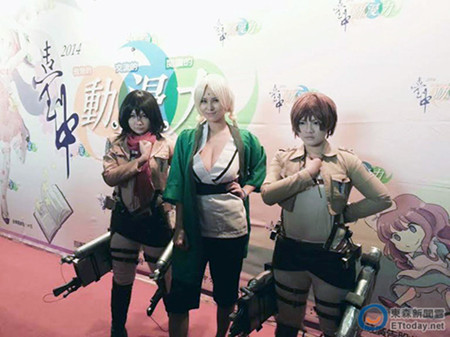 臺(tái)灣性感女模參加動(dòng)漫展警察手持黑布一路擋(圖)