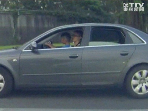 車主讓男童掌方向盤網(wǎng)友:家長(zhǎng)很不負(fù)責(zé)(圖)