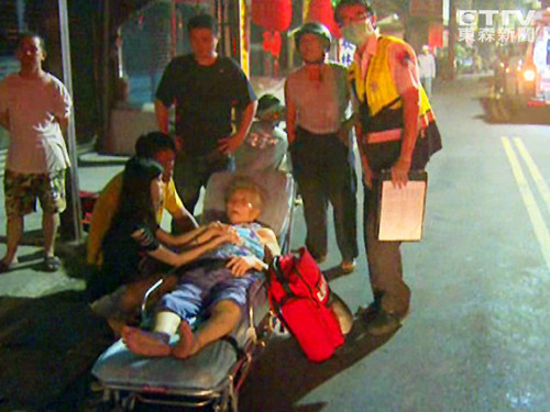 “阿嬤只有一個!”男子沖火場背出奶奶(圖)