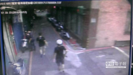 兩嫌犯身影被監視器拍下 兩嫌犯身影被監視器拍下