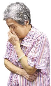 老夫婦臺(tái)風(fēng)夜遭兒子遺棄女兒為贍養(yǎng)費(fèi)討價(jià)還價(jià)