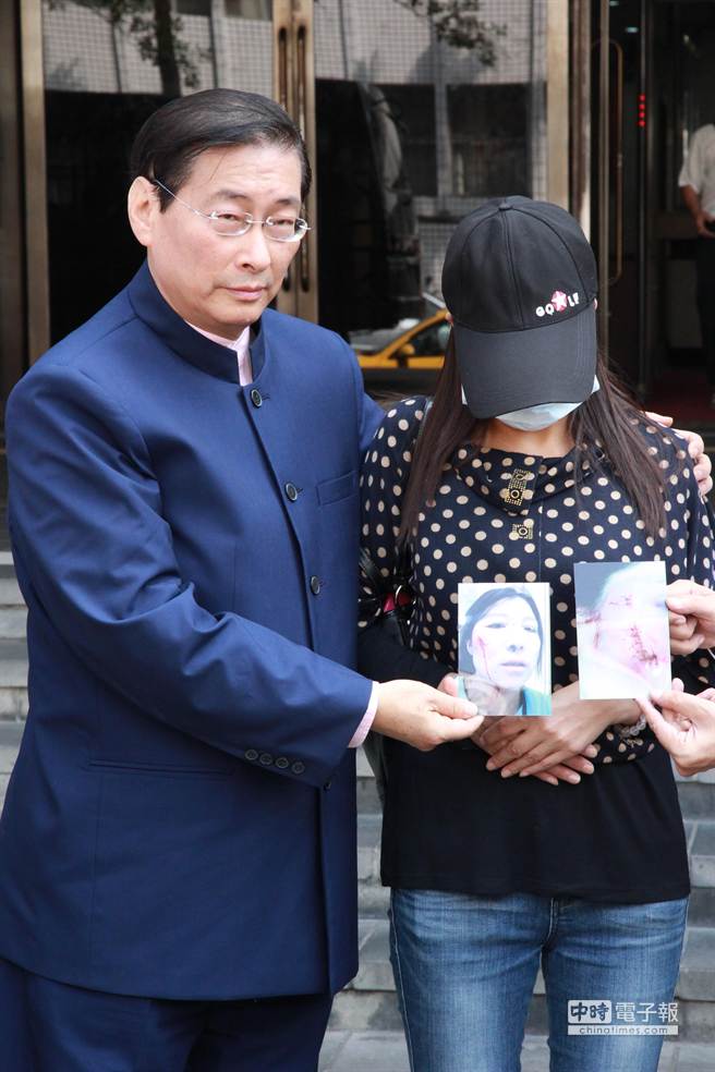 中華統一促進黨總裁張安樂(左)今日上午現身臺北地檢署,聲援出面控訴職場暴力的陸配“海棠” 中華統一促進黨總裁張安樂(左)今日上午現身臺北地檢署,聲援出面控訴職場暴力的陸配“海棠”