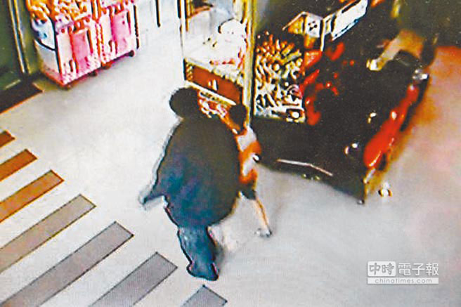 監(jiān)視器畫面,曾文欽行兇當(dāng)天帶著被害人前往廁所 監(jiān)視器畫面,曾文欽行兇當(dāng)天帶著被害人前往廁所