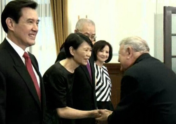 吳敦義夫人蔡令怡的黑白相間條紋上衣,對比鮮明。 (臺(tái)媒圖) 吳敦義夫人蔡令怡的黑白相間條紋上衣,對比鮮明。 (臺(tái)媒圖)