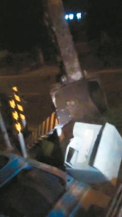 王姓男子開挖掘機(jī)將路邊的測速照相機(jī)推倒、破壞 王姓男子開挖掘機(jī)將路邊的測速照相機(jī)推倒、破壞