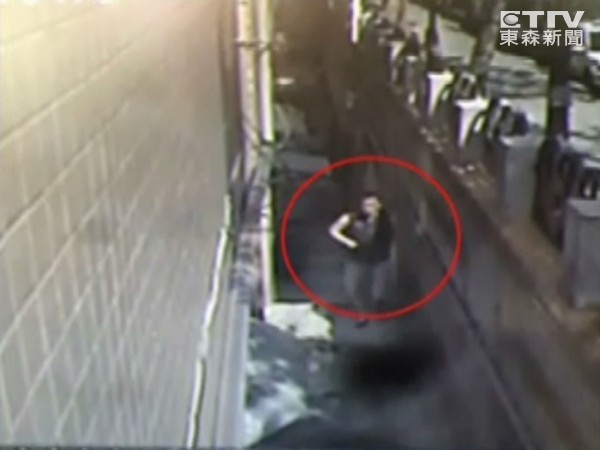 吸毒男子二度闖入小學(xué)校園,毆打老師、挾持學(xué)生。(學(xué)校監(jiān)視器畫面翻拍) 吸毒男子二度闖入小學(xué)校園,毆打老師、挾持學(xué)生。(學(xué)校監(jiān)視器畫面翻拍)