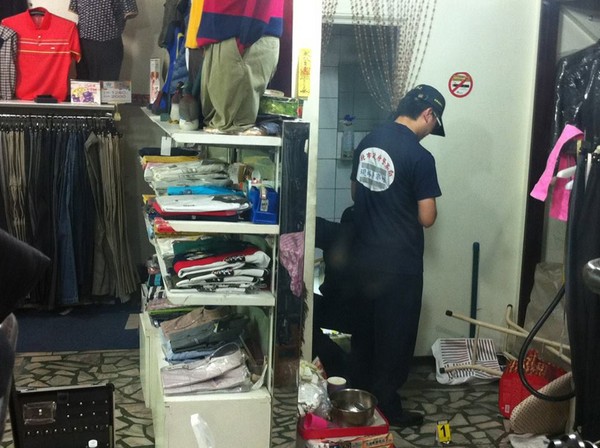 新北市蘆洲區一名通緝犯躲進民宅開槍自盡 新北市蘆洲區一名通緝犯躲進民宅開槍自盡