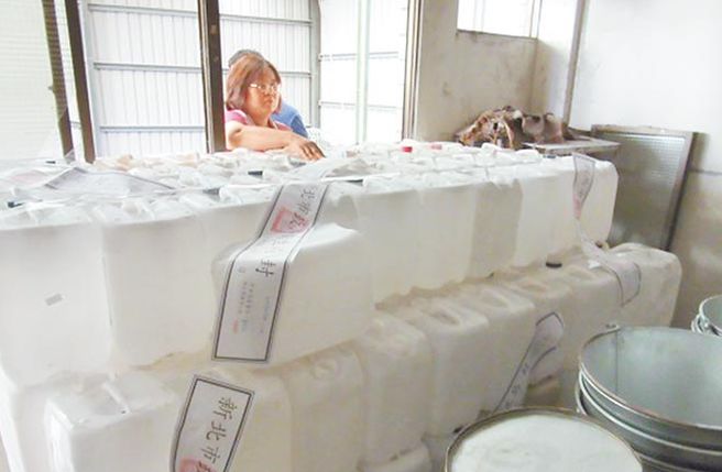 新北市稽查三重“盧佳食品(盧家仙草)”,發現業者違法回收洗腎專用醫療空桶,盛裝仙草茶販售 新北市稽查三重“盧佳食品(盧家仙草)”,發現業者違法回收洗腎專用醫療空桶,盛裝仙草茶販售