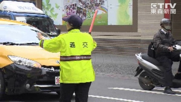 義交幫忙指揮交通,屬于服務性質。(網絡圖) 義交幫忙指揮交通,屬于服務性質。(網絡圖)