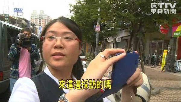 女兒同事嗆記者:有人叫你們來這采訪嗎?(臺媒圖) 女兒同事嗆記者:有人叫你們來這采訪嗎?(臺媒圖)