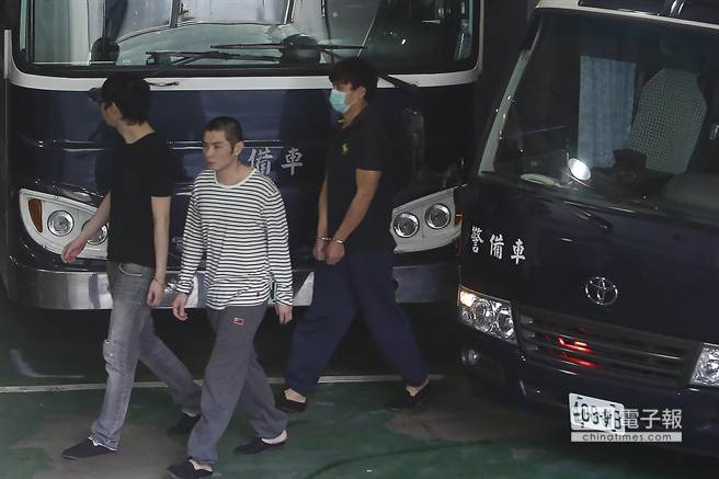 臺(tái)北夜店殺警案今將偵結(jié)起訴60多人,嫌犯曾威豪(圖右)遭求處重刑。(圖片來源:臺(tái)灣中時(shí)電子報(bào)) 臺(tái)北夜店殺警案今將偵結(jié)起訴60多人,嫌犯曾威豪(圖右)遭求處重刑。(圖片來源:臺(tái)灣中時(shí)電子報(bào))