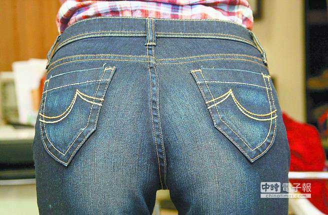 臺中市黃姓婦人與鄰居張男相處不睦,在張男住處門口前,故意做出蹲馬桶的姿勢,并搖擺屁股,被告上法院 臺中市黃姓婦人與鄰居張男相處不睦,在張男住處門口前,故意做出蹲馬桶的姿勢,并搖擺屁股,被告上法院