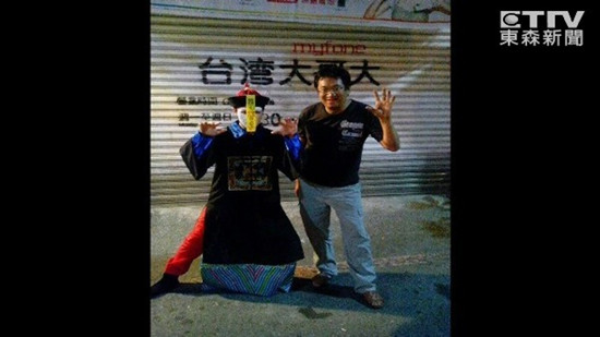 男子情迷僵尸電影 頭貼符咒身穿清官服逛街 男子情迷僵尸電影 頭貼符咒身穿清官服逛街