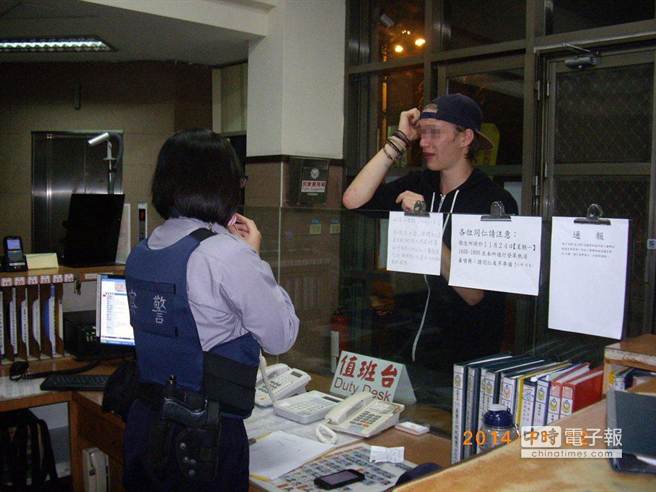 語言不通 德國男子在警局嚇的嚎啕大哭(圖) 語言不通 德國男子在警局嚇的嚎啕大哭(圖)