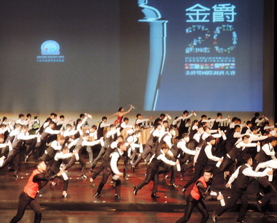 臺灣舉辦國際調酒大賽百人表演拋瓶場面壯觀(圖) 臺灣舉辦國際調酒大賽百人表演拋瓶場面壯觀(圖)