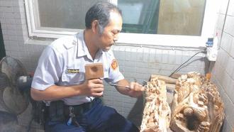 警察用眼睛“偷學”雕刻無師自通工法細膩(圖)
