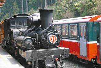臺灣阿里山森林鐵路102歲 圣誕節將重啟檜木車廂(圖) 臺灣阿里山森林鐵路102歲 圣誕節將重啟檜木車廂(圖)