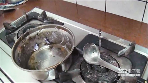 毒販遭警察包圍 100顆毒球當(dāng)湯圓煮滅證(圖) 毒販遭警察包圍 100顆毒球當(dāng)湯圓煮滅證(圖)