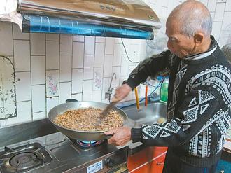 圓孩子“甜”夢 臺灣夫婦花生糖一做就是40年(圖) 圓孩子“甜”夢 臺灣夫婦花生糖一做就是40年(圖)