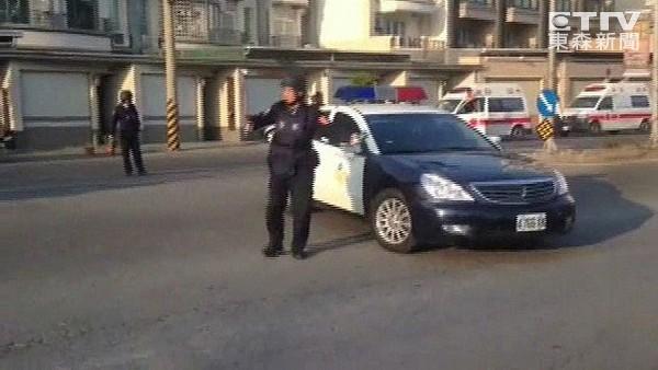 臺灣高雄監(jiān)獄發(fā)生劫持獄警事件,典獄長被挾持。(臺媒圖) 臺灣高雄監(jiān)獄發(fā)生劫持獄警事件,典獄長被挾持。(臺媒圖)