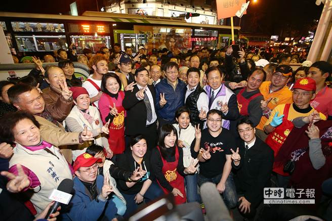 新年將至 柯文哲寧夏夜市發放發財金 新年將至 柯文哲寧夏夜市發放發財金