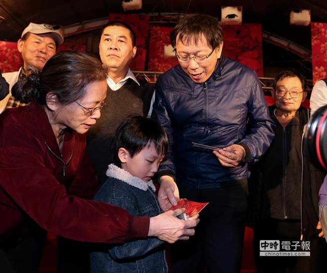 新年將至 柯文哲臺北夜市發放發財金。(圖片來源:臺灣《中時電子報》 黃世麒攝) 新年將至 柯文哲臺北夜市發放發財金。(圖片來源:臺灣《中時電子報》 黃世麒攝)
