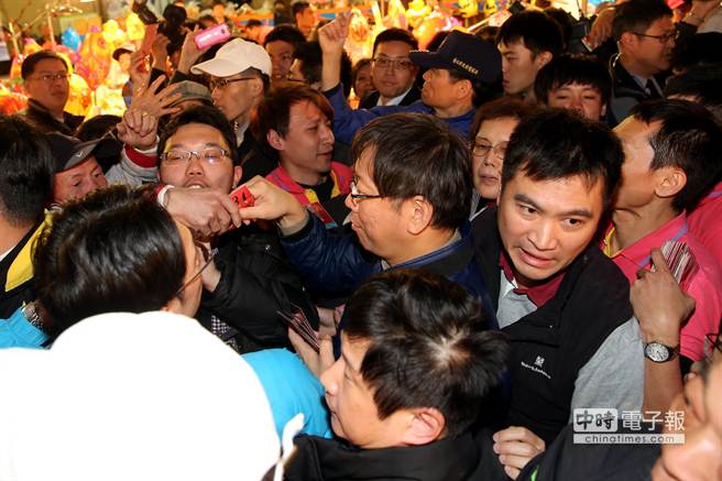 新年將至 柯文哲臺北夜市發放發財金。(圖片來源:臺灣《中時電子報》 黃世麒攝) 新年將至 柯文哲臺北夜市發放發財金。(圖片來源:臺灣《中時電子報》 黃世麒攝)
