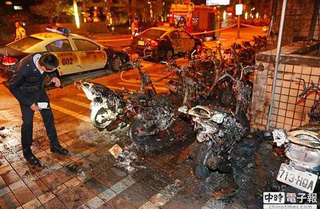 大火后,警方檢視現場。 大火后,警方檢視現場。