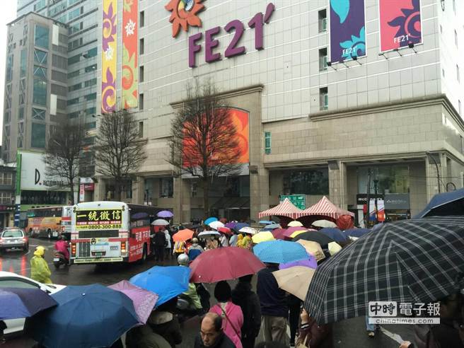 臺鐵斷線大量旅客滯留 民眾怨“紙糊的嗎” 臺鐵斷線大量旅客滯留 民眾怨“紙糊的嗎”