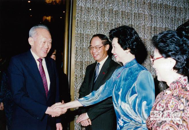 李光耀每次來臺必下榻圓山飯店,圖為前“外交部長”錢復伉儷于圓山大飯店歡迎李光耀蒞臨 李光耀每次來臺必下榻圓山飯店,圖為前“外交部長”錢復伉儷于圓山大飯店歡迎李光耀蒞臨
