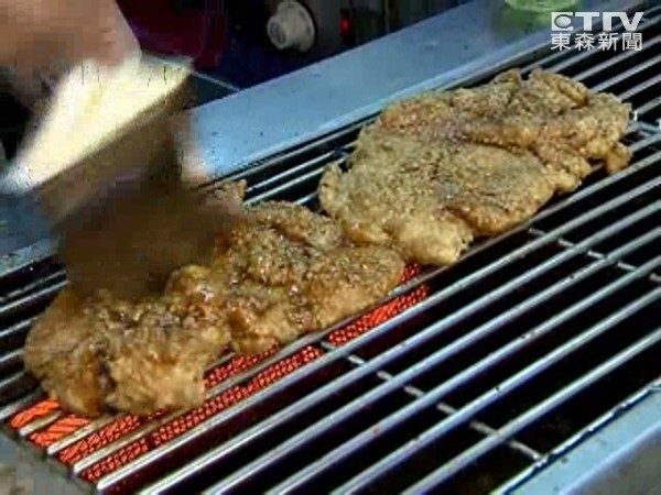 臺灣許多小吃都喜歡灑上胡椒粉,增添食物美味。(臺媒示意圖) 臺灣許多小吃都喜歡灑上胡椒粉,增添食物美味。(臺媒示意圖)