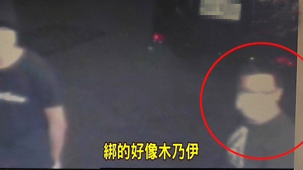 搶匪將超市店員綁成木乃伊 幫顧客結賬1小時后才離開。(臺媒圖) 搶匪將超市店員綁成木乃伊 幫顧客結賬1小時后才離開。(臺媒圖)