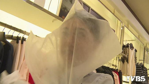 怕顧客試穿時臉妝沾衣服飾店準備一次性頭套(圖)