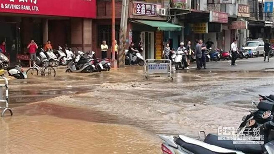 臺灣6.4級地震釀災情停車塔汽車掉落疊羅漢(圖)