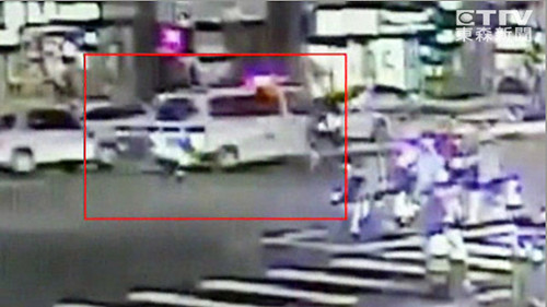 臺塵爆救護車半路拋錨 15人推1公里送傷員到院(圖) 臺塵爆救護車半路拋錨 15人推1公里送傷員到院(圖)