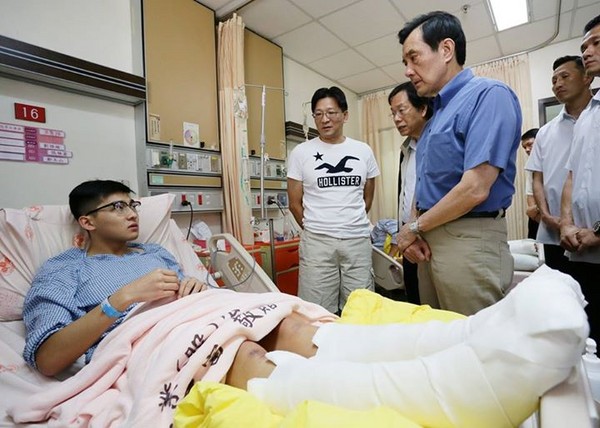 馬英九探病惹議 患者抱不平:他不會(huì)表達(dá)但眼睛會(huì)說(shuō)話 馬英九探病惹議 患者抱不平:他不會(huì)表達(dá)但眼睛會(huì)說(shuō)話