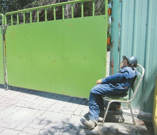 假人保安癱坐門口 居民以為看到鬼(圖) 假人保安癱坐門口 居民以為看到鬼(圖)