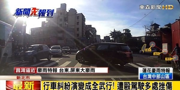 潘男將車橫擋在斑馬線上,隨即下車與賴男“理論”。(東森新聞圖) 潘男將車橫擋在斑馬線上,隨即下車與賴男“理論”。(東森新聞圖)