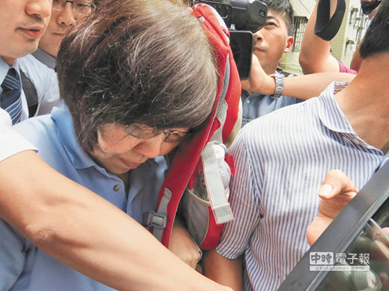 臺八仙樂園董事長致歉 塵爆事故責(zé)任全推給姐姐(圖) 臺八仙樂園董事長致歉 塵爆事故責(zé)任全推給姐姐(圖)