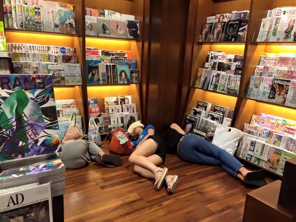 熱褲女直接睡倒在敦南誠品地板。(東森新聞圖) 熱褲女直接睡倒在敦南誠品地板。(東森新聞圖)