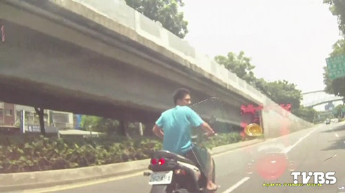 臺灣男子錯認女友持刀追車欲砍陌生情侶(圖)