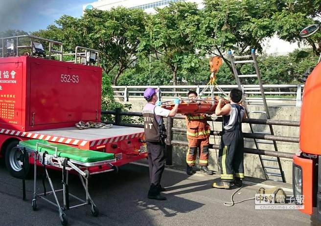 醉酒男子如廁時墜6米深溝 獲救后稱"坐飛機下來的" 醉酒男子如廁時墜6米深溝 獲救后稱"坐飛機下來的"