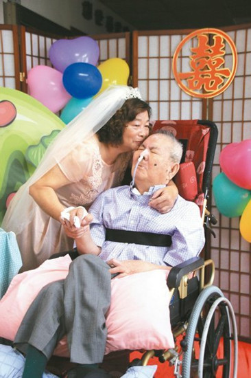 結婚半世紀丈夫成植物人妻子披婚紗輕吻(圖)
