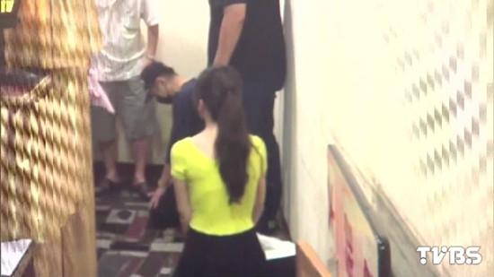 高雄一對姐妹被車撞1死1傷肇逃司機被逮下跪(圖)